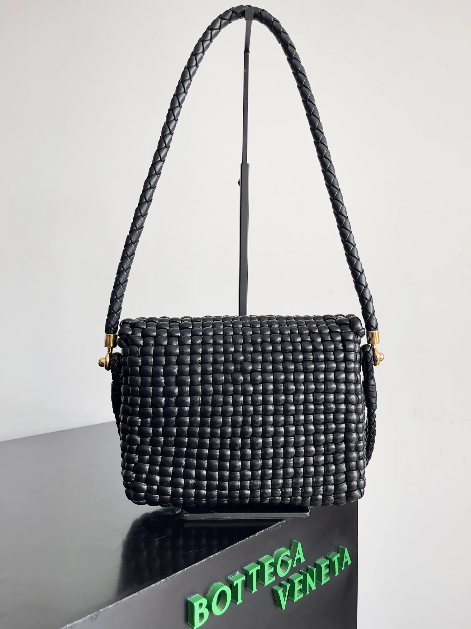 Batch 3120 Reshape the classics, Swing is back, BOTTEGA VENETA Bottega Veneta women's Swing shoulder bag is made of tubular quilted weaving technology. The unique vertical weaving of the bag is impressive. The overall style reveals a medieval style, which is in line with the current retro trend. It is simple and versatile without losing personality. It can be adapted to different styles for work and commuting. Both cross-body and hand carry are created with everyone in mind. It is a bag that does not lose its practicality and beauty [Hop Jump] [Hop Jump] Style No.: 764073 Size: 25*19*6
